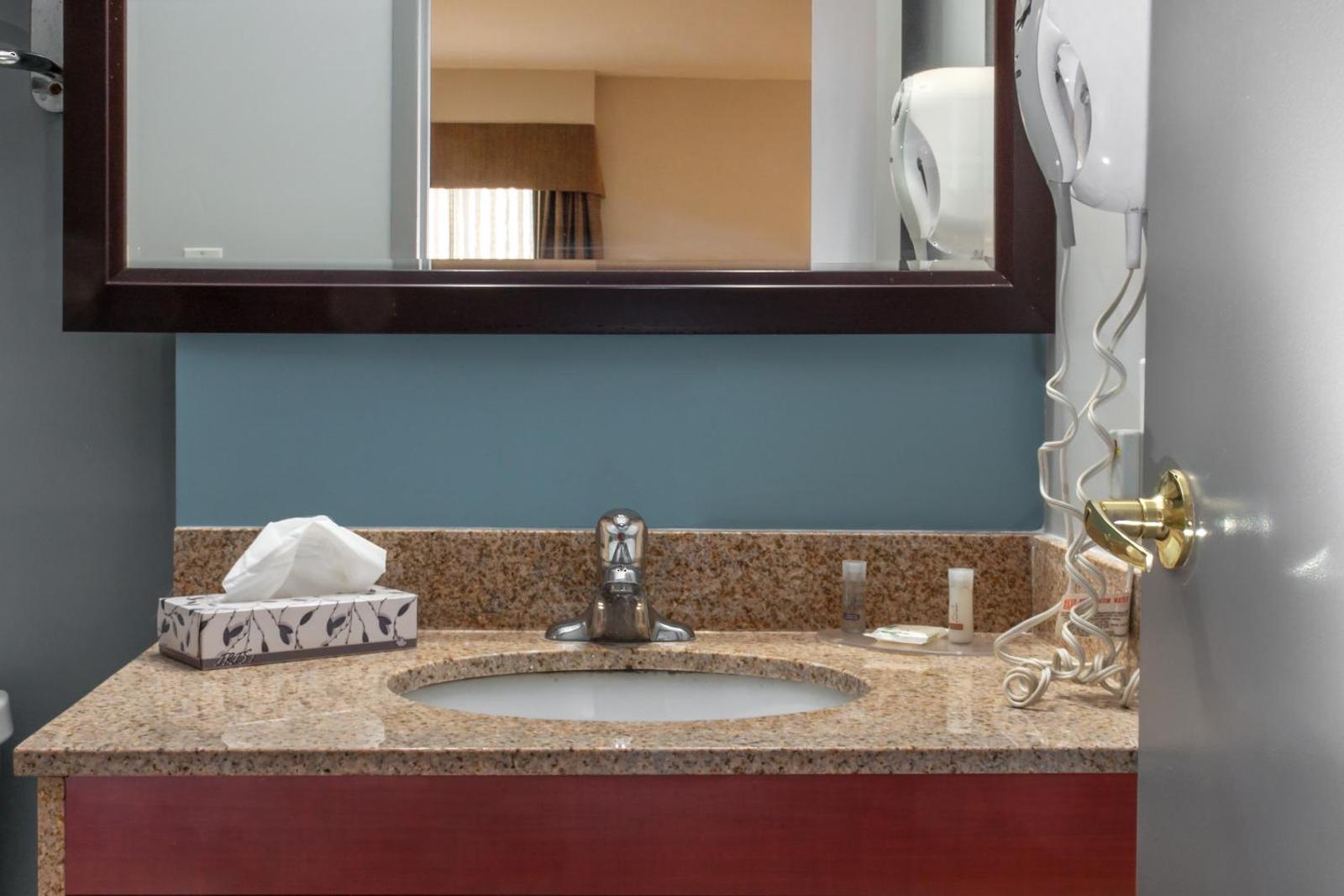 Premier Inn & Suites - Downtown Hamilton Hotel